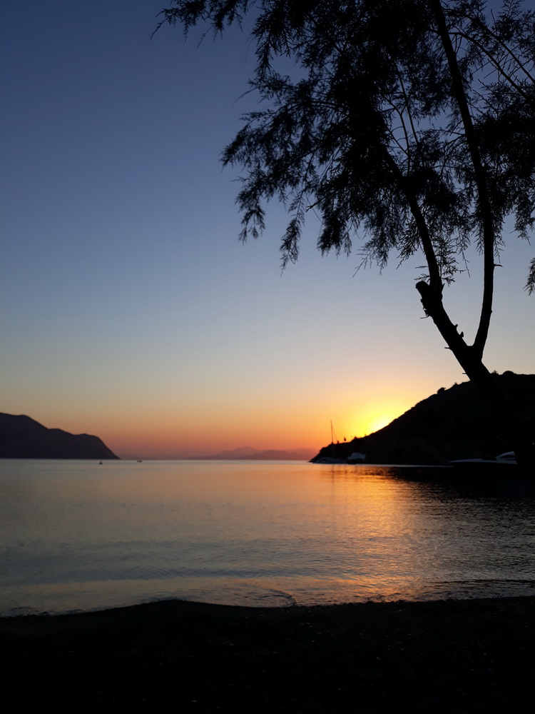Of course,I have no photos of sunbeds to use as illustrations, so you will have to make do with some oder, random shots with the sea in them.
